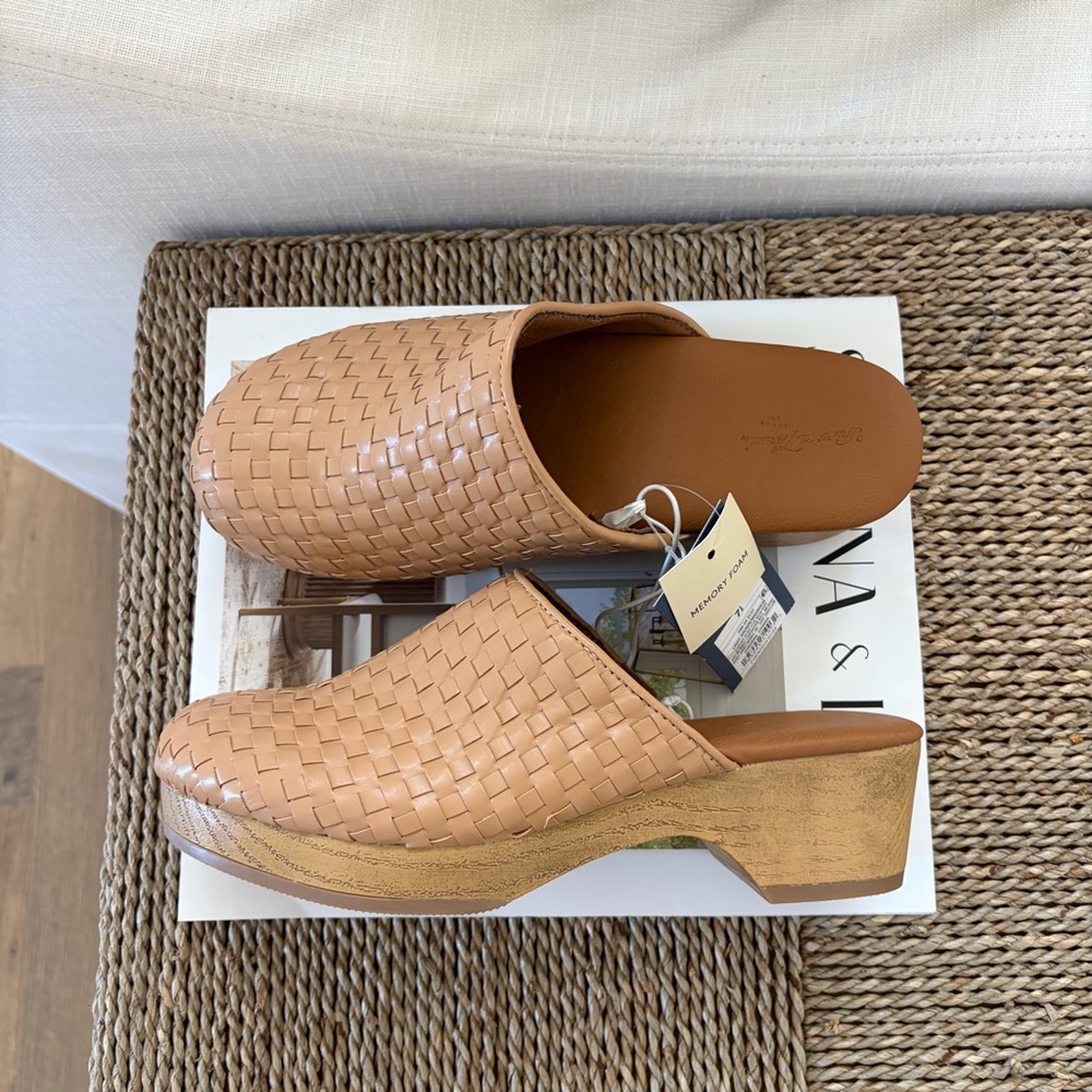 Universal Thread Woven Tan Faux Leather Clogs 7.5 NWT